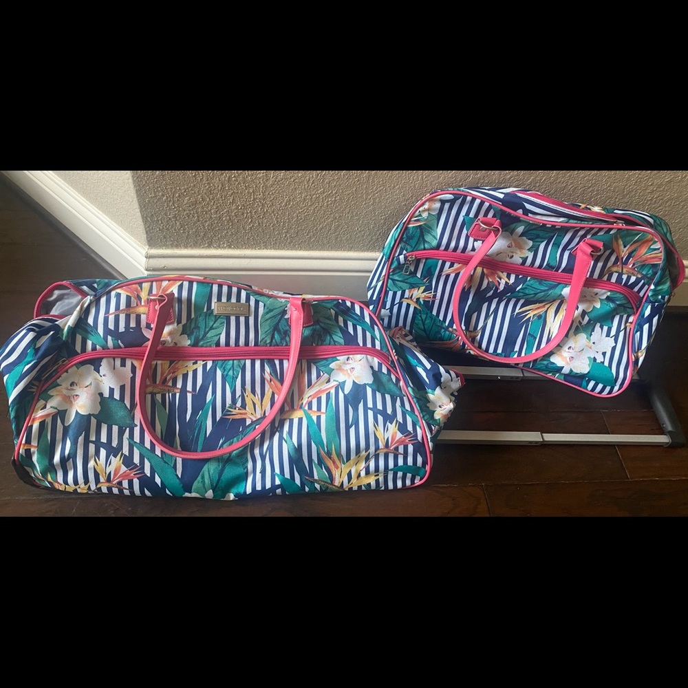 Protocol Super Cute large Duffle bag w/wheels and shoulder bag 🌸